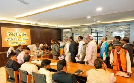 समाधान दिवस के अवसर पर सदर तहसील में  जिलाधिकारी  द्वारा किया गया संपूर्ण समाधान