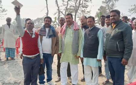 गण्डक नारायणी नदी में नाव के घटवार ने लोहे की पाइप व बॉस बली के सहारे बांध दिया पुल