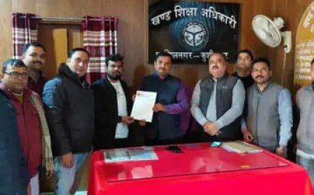 कुशीनगर में शिक्षकों ने बीईओ को सौंपा मांग पत्र:मनमाना रवैया अपनाने का आरोप, चयन वेतनमान न मिलने पर नाराजगी तेज