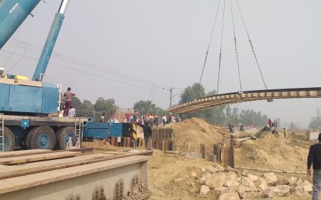 गाटर रिलाचिंग में गोरखपुर नरकटिया रेल खण्ड पर  तीन घण्टा तक रहा पावर ब्रेक