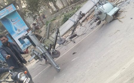 अनियंत्रित गन्ना लदा हुआ ट्रक बिजली के खम्भे में मारा टक्कर 