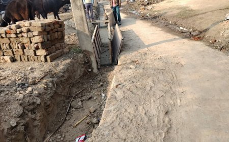 रामकोला के वार्ड 13 में नाली निर्माण पर सवाल, मानकों की अनदेखी से नाराज़ हुए लोग