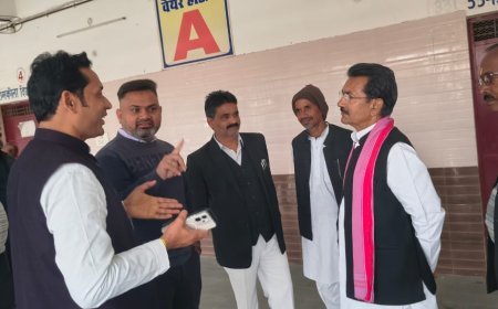 जिलाधिकारी ने राजनीतिक दलों के प्रतिनिधियों के साथ ईवीएम/वीवीपैट गोदाम का किया निरीक्षण