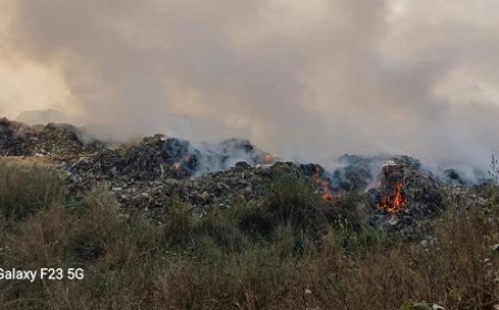 सहजनवां थाना क्षेत्र में ब्लेड फैक्ट्री के पास नगर पंचायत के कूड़े में लगी आग अगल-बगल की जनता आग से भयभीत