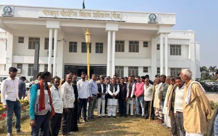 भूमि अधिग्रहण के विरोध में किसानों  प्रदर्शन 