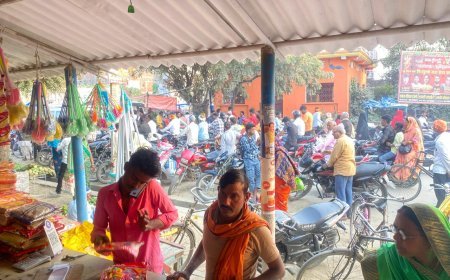 बाढू चौराहा बाजार में सड़क की पटरियों पर अतिक्रमण से जाम की समस्या