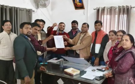 ऑनलाइन हाजिरी के विरोध में ग्राम सचिवों ने जमा किया डोंगल, सौंपें ज्ञापन  