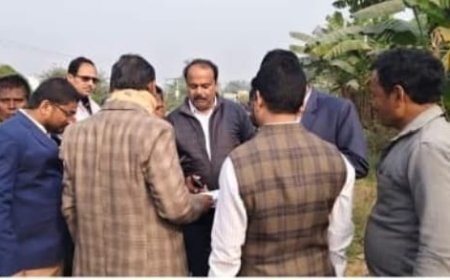 पीडबलूडी की टीम और राजस्व विभाग ने मौके का निरीक्षण किया