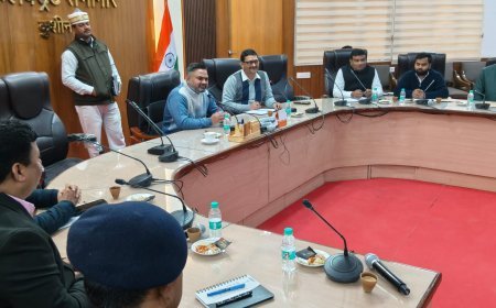 पेंशनर दिवस पर जिलाधिकारी ने सुनीं पेंशनरों की समस्याएं, शीघ्र समाधान के दिए निर्देश