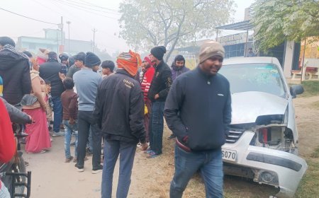 रामकोला में ट्रक-कार टक्कर, दो घायलः आमने-सामने की भिड़ंत में एक की हालत गंभीर, जिला अस्पताल रेफर