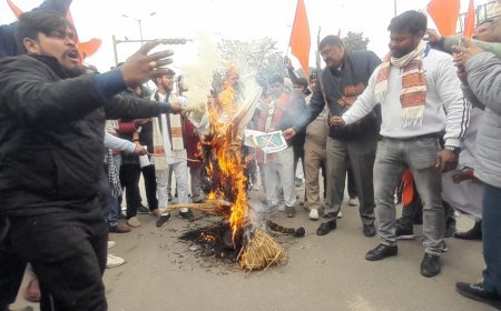 विहिप के कार्यकर्ताओ ने बांग्ला देश के पीएम का फूंका पुतला
