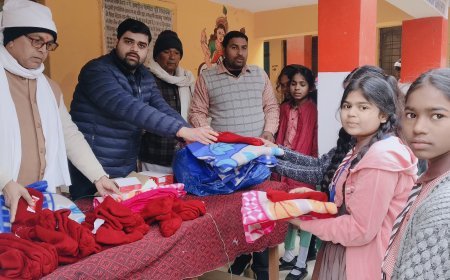 पूर्व विधायक  ने  कंबल, स्वेटर,शाल, टोपी का वितरण कराया