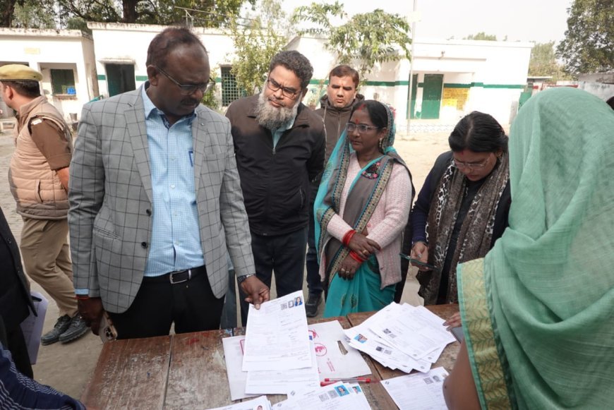 जिलाधिकारी डोर टू डोर जाकर लिया एस आई आर कार्यों का जायजा और मतदाताओं किया जागरूक