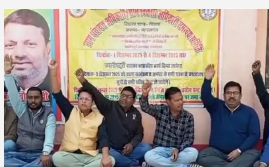 महराजगंज जिले के सिसवा ब्लाक में ग्राम विकास अधिकारियों ने आज फिर बैनर तले दिया धरना