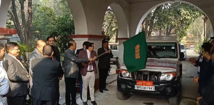 लोक अदालत प्रचार वाहन को  झंडी दिखाकर किया गया रवाना 