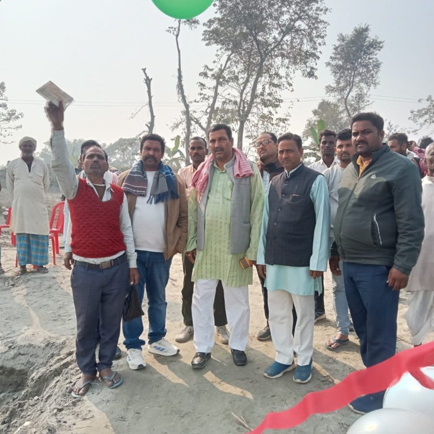 गण्डक नारायणी नदी में नाव के घटवार ने लोहे की पाइप व बॉस बली के सहारे बांध दिया पुल