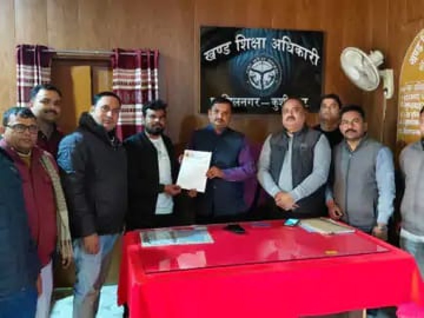 कुशीनगर में शिक्षकों ने बीईओ को सौंपा मांग पत्र:मनमाना रवैया अपनाने का आरोप, चयन वेतनमान न मिलने पर नाराजगी तेज