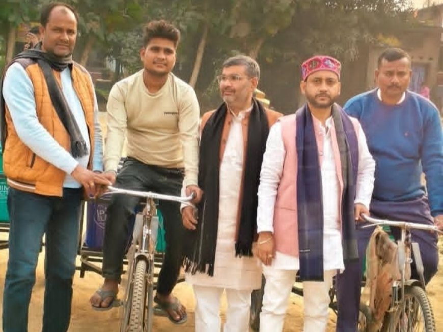 पथरदेवा नगर पंचायत के सभी वार्डों में कूड़ा वाली साइकिल का वितरण चेयरमैन सहित भाजपा नेताओं की रही उपस्थिति