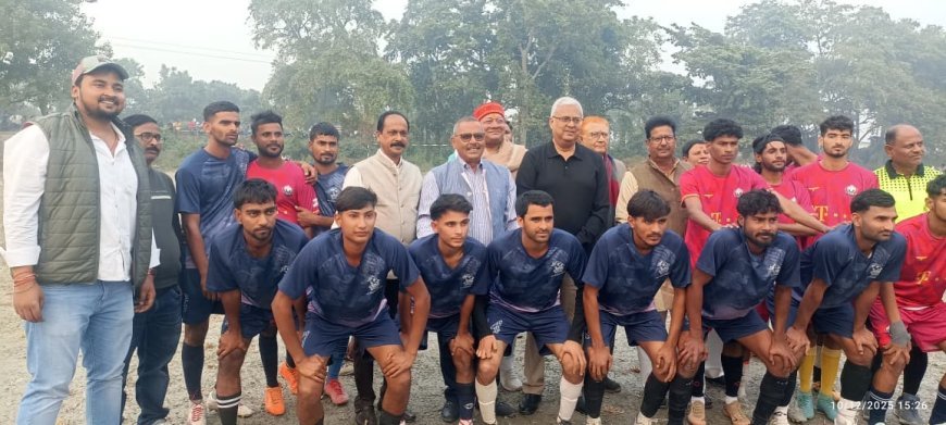 देव फुटबाल टूर्नामेंट प्रतियोगिता के तीसरे दिन खेले गए, दो मैच मुख्य अतिथि पूर्ब सासंद कुशीनगर राजेश पांडेय व बशिष्ठ अतिथि पूर्व ए आर टी ओ उत्तर प्रदेश फुटबाल संघ के उपाध्यक्ष अजय तिवारी 