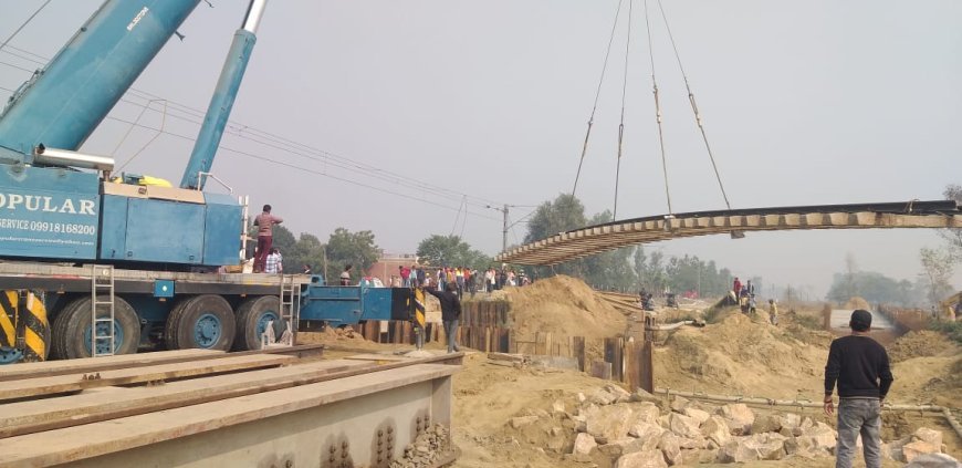 गाटर रिलाचिंग में गोरखपुर नरकटिया रेल खण्ड पर  तीन घण्टा तक रहा पावर ब्रेक