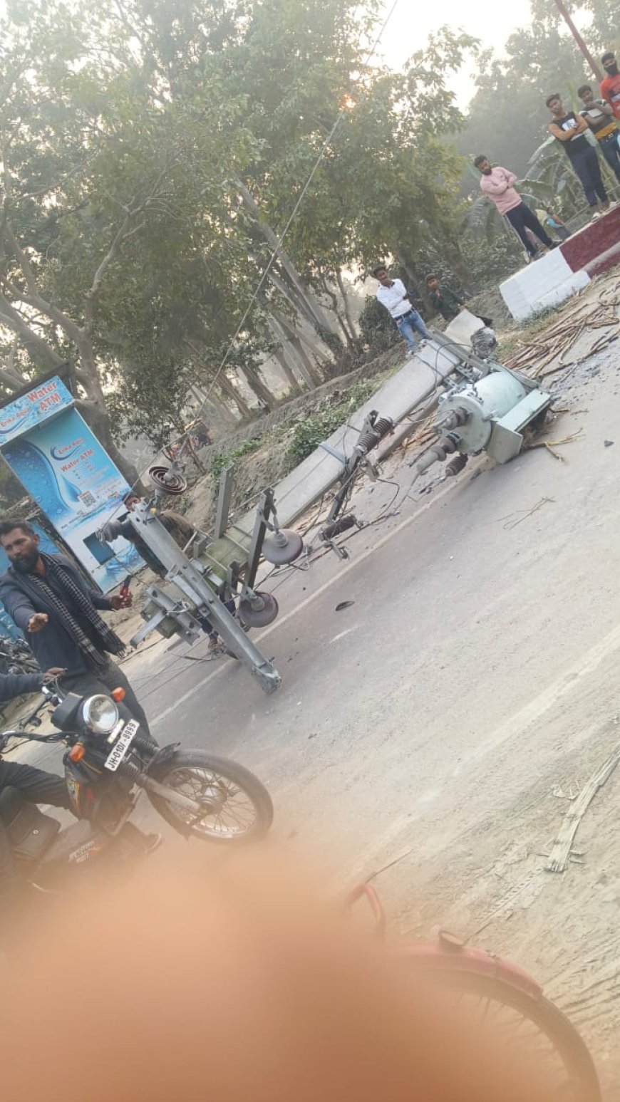 अनियंत्रित गन्ना लदा हुआ ट्रक बिजली के खम्भे में मारा टक्कर 