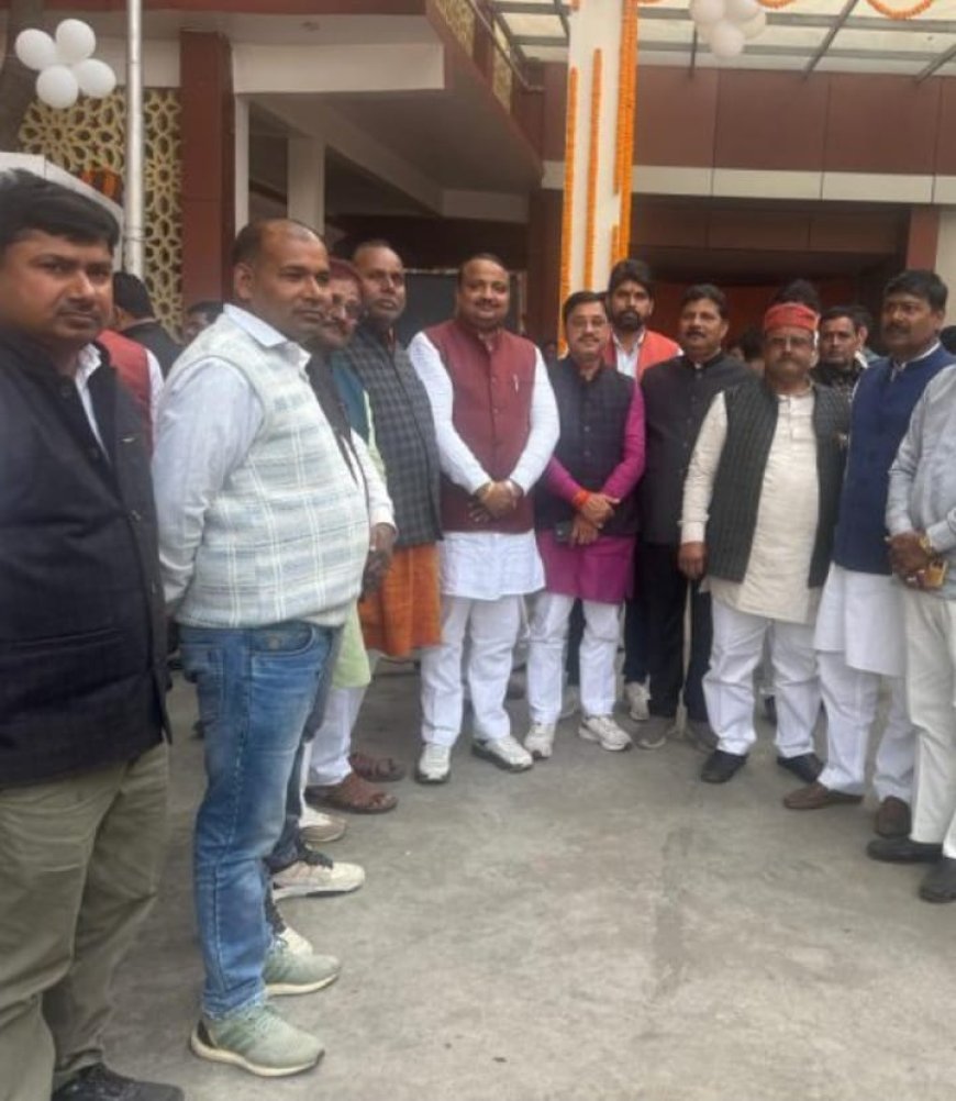 फरेंदा में पटाखे फोड़कर कार्यकर्ताओं ने मनाया जश्न