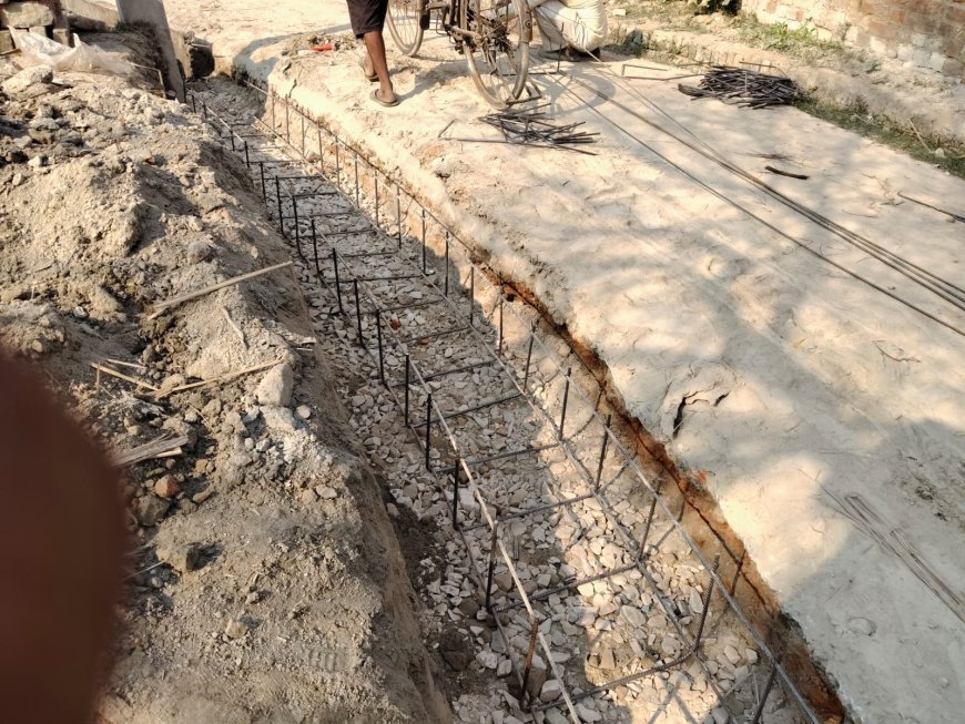 रामकोला वार्ड 13 में सड़क-नाली निर्माण में घटिया सामग्रीः पीली गिट्टी, छड़ें मानक के विपरीत; सूचना बोर्ड भी नदारद