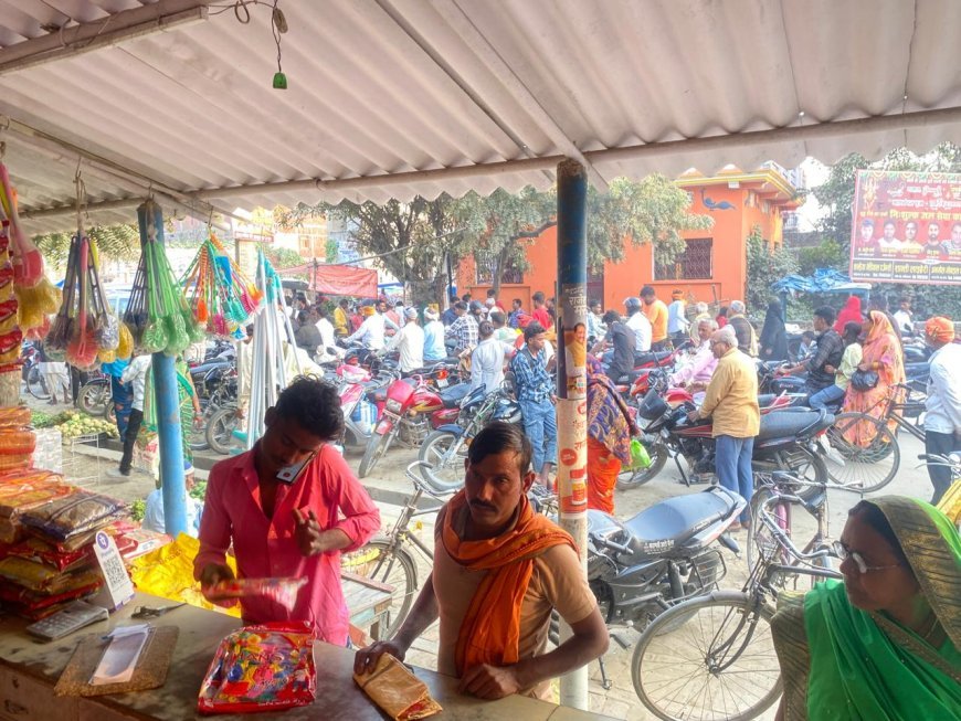 बाढू चौराहा बाजार में सड़क की पटरियों पर अतिक्रमण से जाम की समस्या