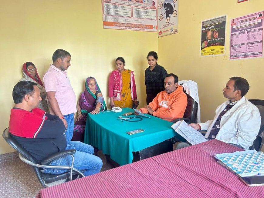 महाराजगंज: प्राथमिक स्वास्थ्य केंद्र रम्हौली मुख्यमंत्री आरोग्य मेले का अनुश्रवण  करने पहुंचे डिप्टी सीएमओ डॉक्टर केपी सिंह