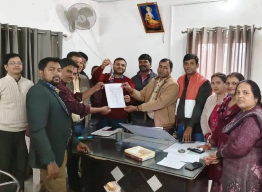 ऑनलाइन हाजिरी के विरोध में ग्राम सचिवों ने जमा किया डोंगल, सौंपें ज्ञापन  