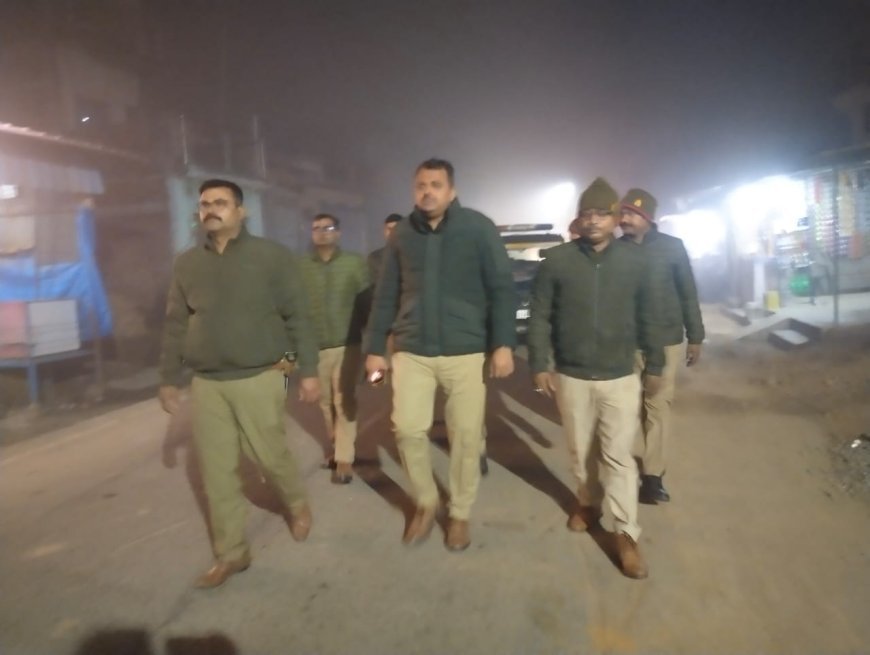 पैदल गश्त और बजते सायरन से मचा हड़कंप