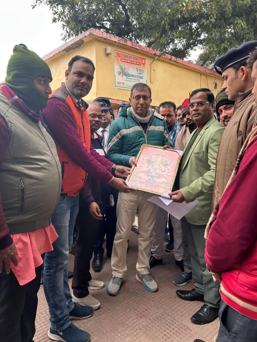 डीआरएम को स्थानीय लोगों ने सौंपा ज्ञापन 