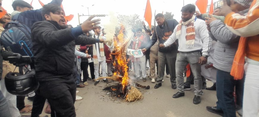 विहिप के कार्यकर्ताओ ने बांग्ला देश के पीएम का फूंका पुतला