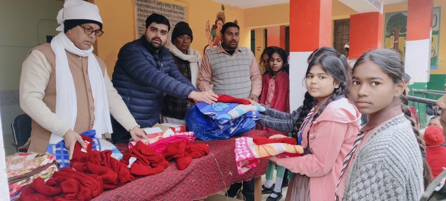 पूर्व विधायक  ने  कंबल, स्वेटर,शाल, टोपी का वितरण कराया