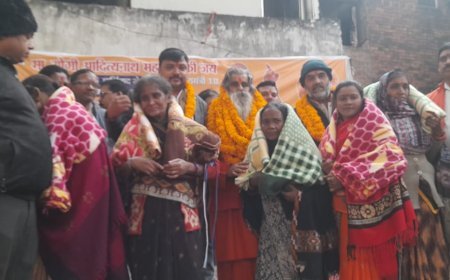 मानवता की मिसाल सर्दी में कंबल बांटकर जरूरतमंदों का किया सहयोग 