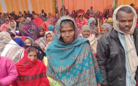 राज्य सूचना आयुक्त द्वारा जरूरतमंदों को कंबल वितरण