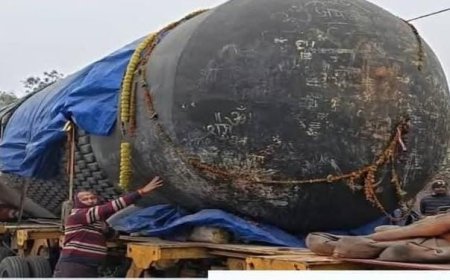 गोपालगंज,विश्व का सबसे बड़ा शिवलिंग पहुंचा बलथरी चेक पोस्ट पर,आस्था का उमड़ा जनसैलाब हजारों लोगों ने किया पूजा अर्चना