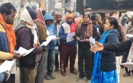 श्रमिकों को अटल आवासीय विद्यालय की जानकारी:कसया में कल्याणकारी योजनाओं और प्रवेश प्रक्रिया पर जागरूकता अभियान