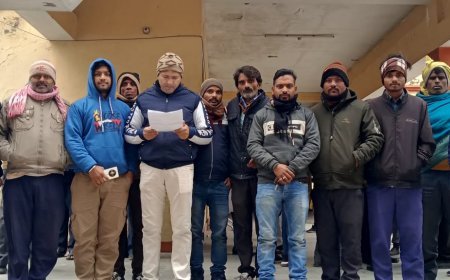 सूअर पालने को लेकर ग्रामीणों का तहसील पर प्रदर्शन