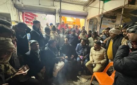 मौत व ट्रॉलों को छूट के खिलाफ धरने पर बैठे पूर्व मंत्री राधेश्याम सिंह 