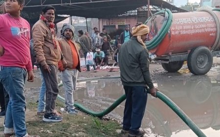 बघौचघाट पुरानी बाजार में जलजमाव से फिलहाल राहत अनिल प्रसाद की पहल से हुई सफाई