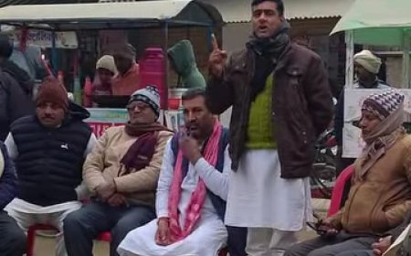 ठंडक के मौसम में समाजवादी अलग जगाने निकले समाजसेवी अवधनाथ ठकुराई