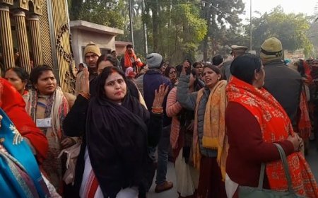 आशा बहुओं ने नगर निगम गेट पर  प्रदर्शन,पुलिस प्रशासन ने बाहर से गेट पर लगाया ताला