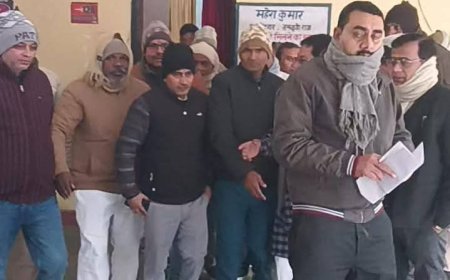 तमकुही राज उपनिबंधक कार्यालय स्थानांतरित होने की दसा में अधिवक्ताओं ने तहसीलदार को ज्ञापन सौपा