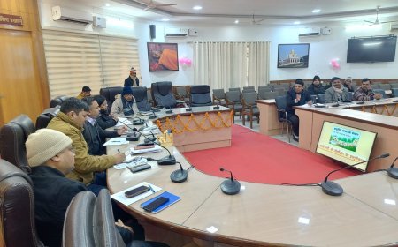 जिलाधिकारी की अध्यक्षता में बांसी व हिरण्यवती नदी तथा पर्यटन विकास कार्यों की समीक्षा, कार्यों में तेजी के निर्देश