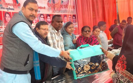 नगर पंचायत खड्डा के वार्ड नं 5 और 11 में जरूरतमंदों को बांटे गए कम्बल