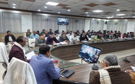 जिलाधिकारी संतोष कुमार शर्मा की अध्यक्षता में कलेक्ट्रेट सभागार में की गयी बैठक