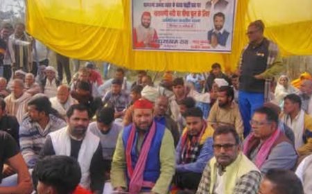 नारायणी नदी पर  पीपा पुल बनवाने की मांग को लेकर अनिश्चितकालीन धरना