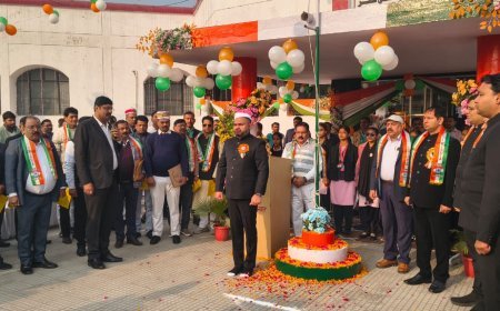 कलेक्ट्रेट परिसर में गरिमामय वातावरण में मनाया गया गणतंत्र दिवस, जिलाधिकारी ने फहराया राष्ट्रीय तिरंगा