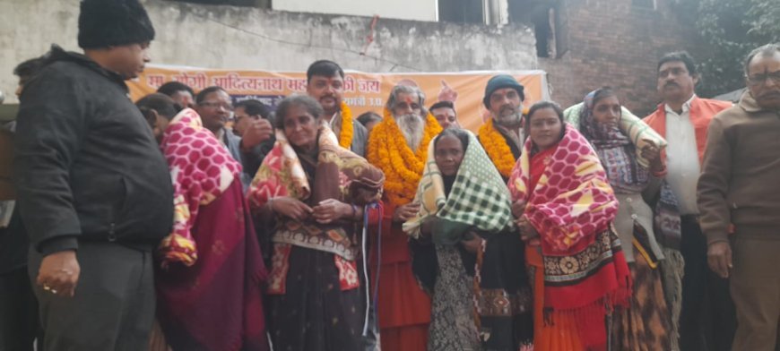 मानवता की मिसाल सर्दी में कंबल बांटकर जरूरतमंदों का किया सहयोग 